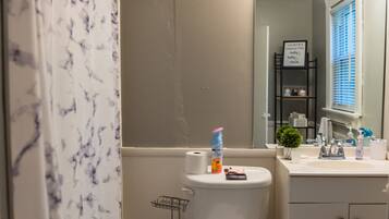 Kombinert dusj/badekar, hårføner, håndklær og såpe