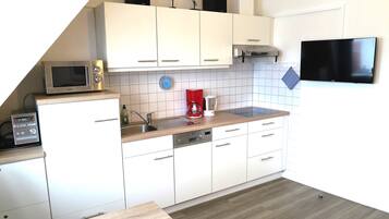 Kühlschrank, Geschirrspüler, Wasserkocher mit Kaffee-/Teezubehör