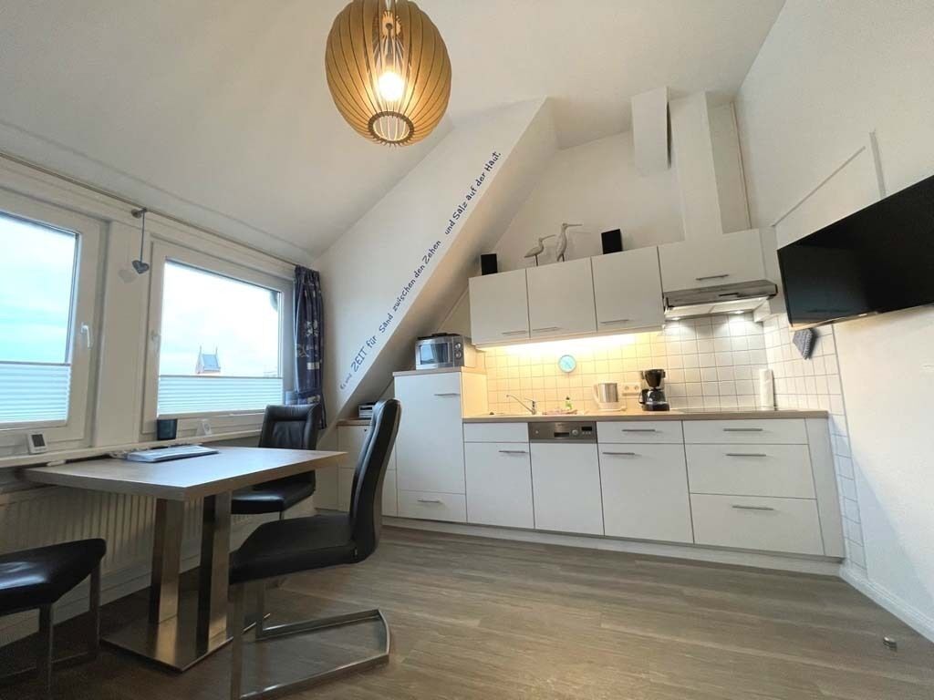 Kühlschrank, Geschirrspüler, Wasserkocher mit Kaffee-/Teezubehör