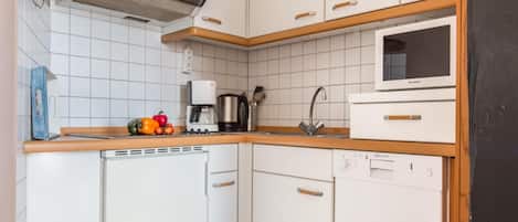 Kylskåp, diskmaskin, kaffe- och tebryggare och brödrost