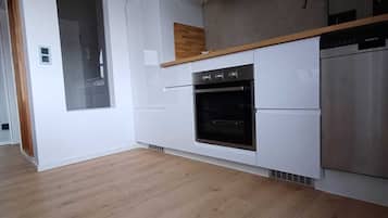 Een koelkast, een oven, een vaatwasser, een koffiezetapparaat/waterkoker