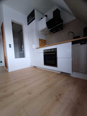 Kühlschrank, Ofen, Geschirrspüler, Wasserkocher mit Kaffee-/Teezubehör