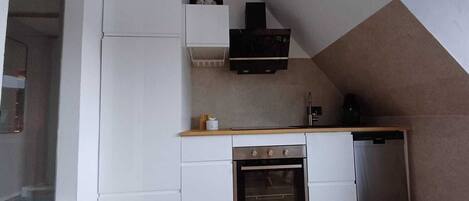 Kühlschrank, Ofen, Geschirrspüler, Wasserkocher mit Kaffee-/Teezubehör