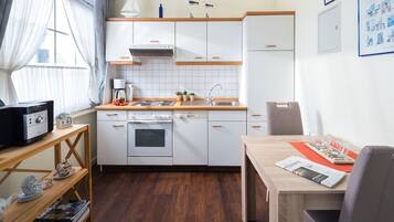 KĂŒhlschrank, Wasserkocher mit Kaffee-/Teezubehör, Toaster