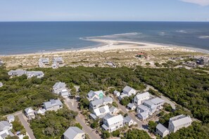 靠近海滩、沙滩椅、沙滩毛巾