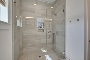 Douche, séchoir à cheveux, serviettes fournies, savon