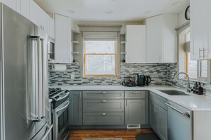 Réfrigérateur, four à micro-ondes, un four, surface de cuisson