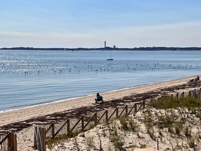 Gorgeous 2 bedroom condo on the Beach!!!