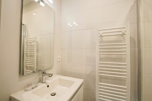 Douche, sèche-cheveux, serviettes fournies