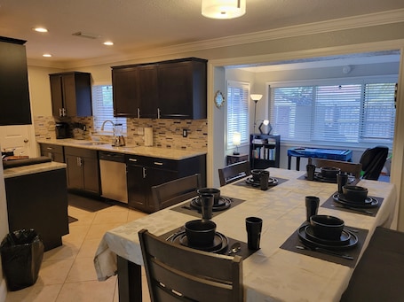 Restaurantes. SunnySide Getaway <15mins from beach/Dtown/airport