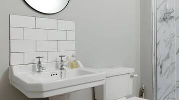 City Apartment, Private Bathroom | Bathroom