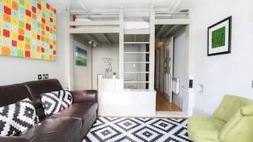 City Apartment, Private Bathroom | Lounge