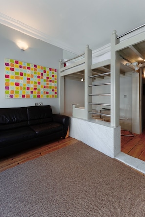 City Apartment, Private Bathroom | Lounge