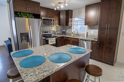 The perfect retreat: sea la vie, family-friendly home w/ pool also near cities
