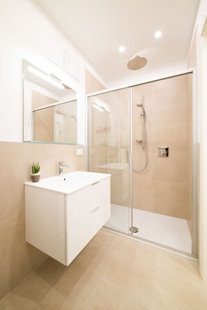 Dusche, Haartrockner, Bidet, HandtĂŒcher