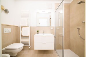 Dusche, Haartrockner, Bidet, Handtücher
