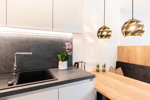 Kühlschrank, Mikrowelle, Herdplatte, Geschirrspüler