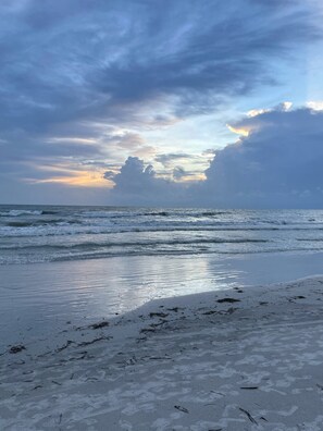 A beach with waves and a cloudy sky. - Beautiful Barefoot Beach Resort Condo B207 on Boca Ciega Bay with beach access  (Indian Shores)