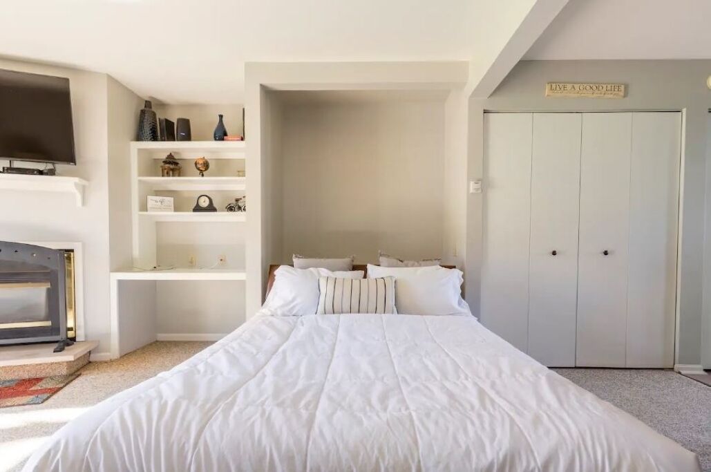 Escritorio, wifi gratis, ropa de cama y acceso para silla de ruedas 