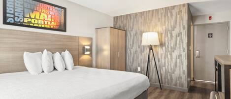 Annex Building King | Desk, laptop workspace, free WiFi, bed sheets