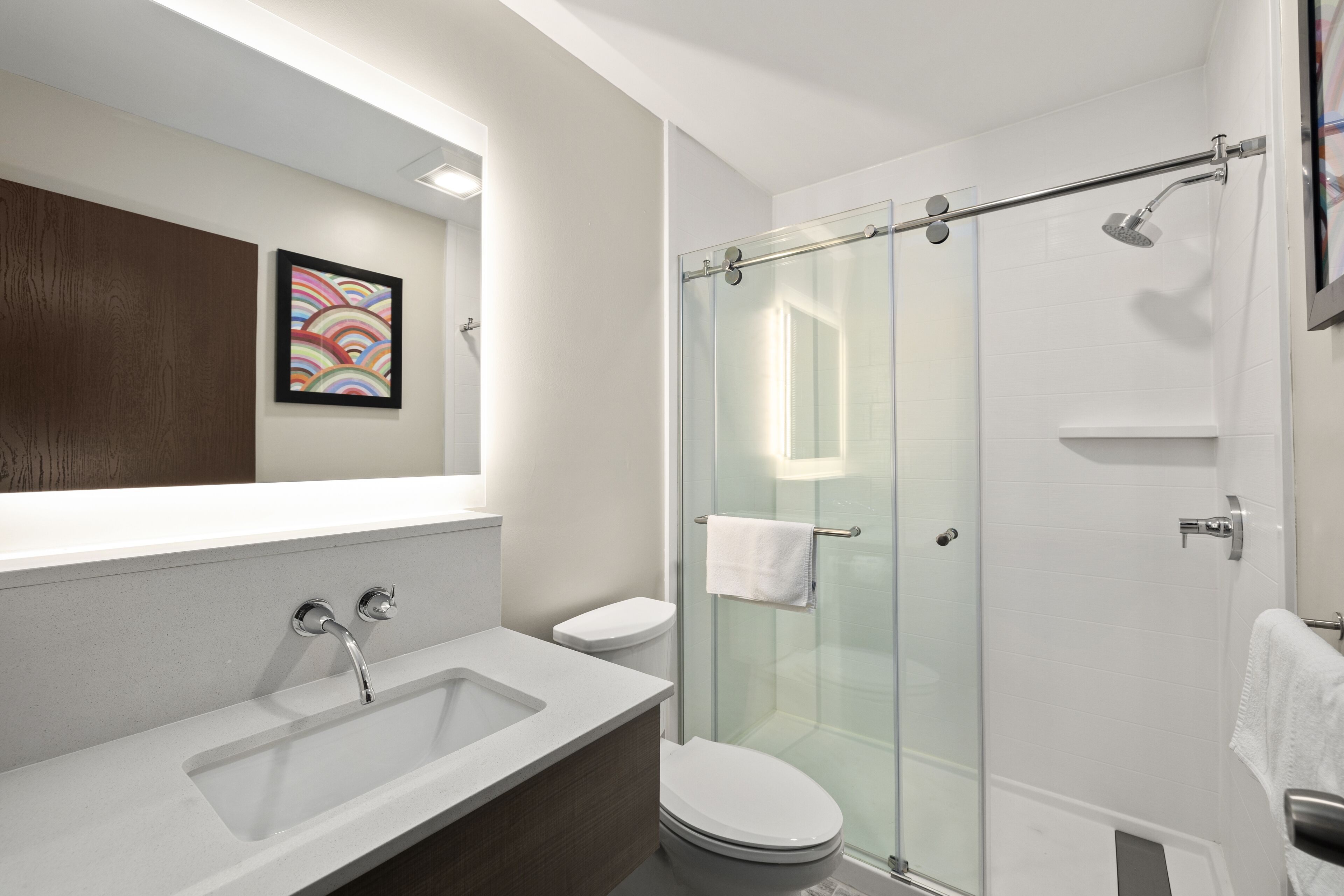 Standard dubbelrum | Badrum | Gratis toalettartiklar, hårtork, handdukar och tvål