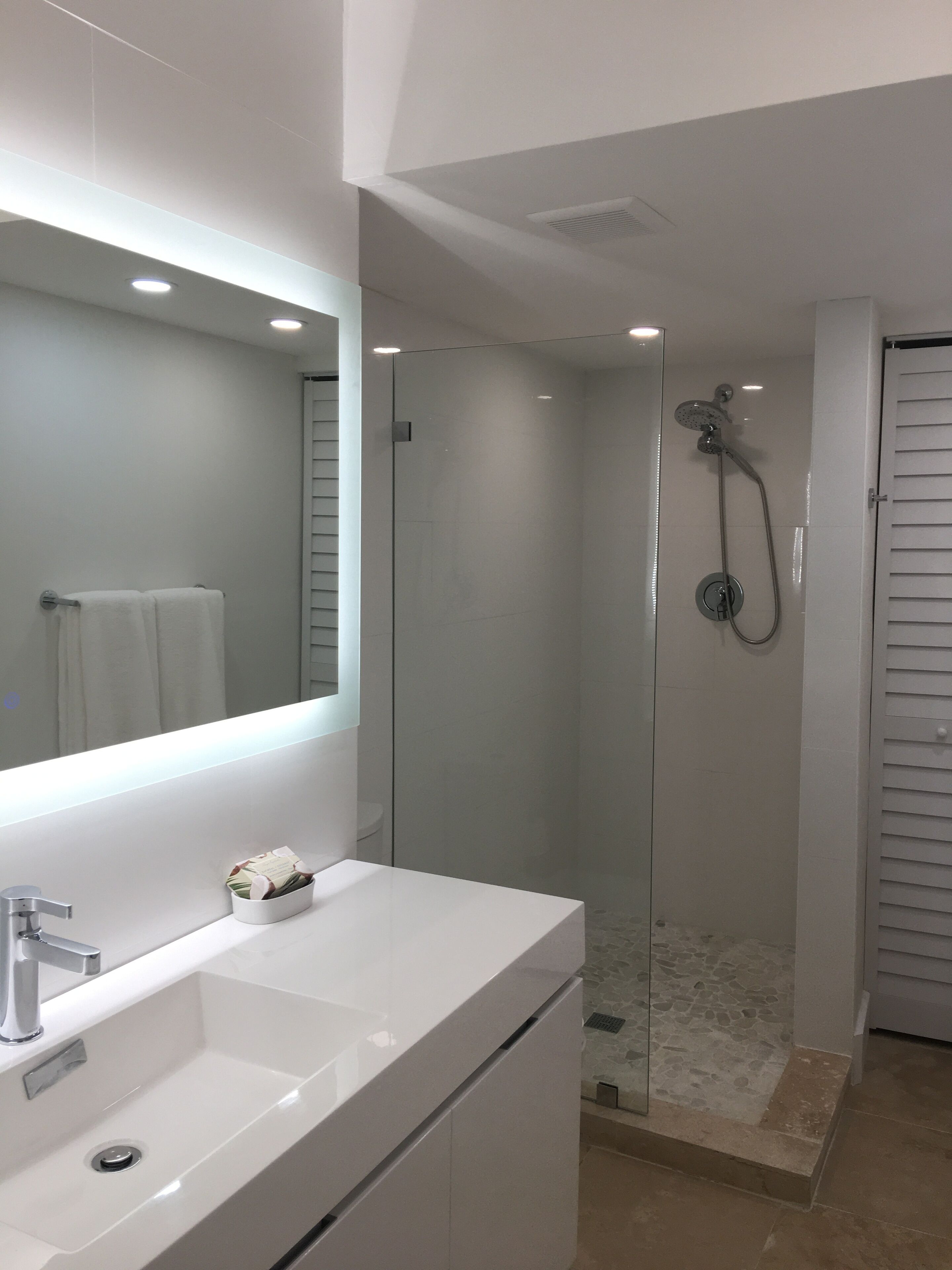 Secadora de cabello, toallas, jabón, papel de baño 