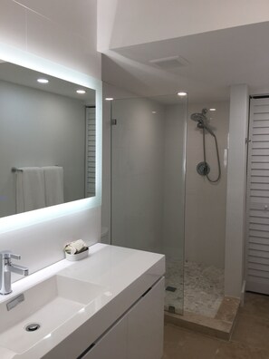 Secador de pelo, toallas, jabón, papel higiénico