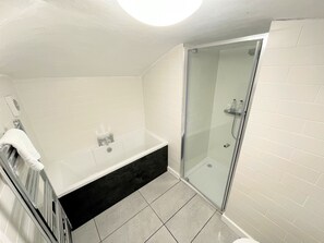 Classic Apartment, Private Bathroom | Bathroom - Contemporary Garden Flat in Clifton (Bristol)