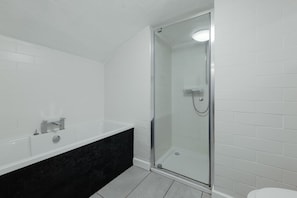 Classic Apartment, Private Bathroom | Bathroom - Contemporary Garden Flat in Clifton (Bristol)