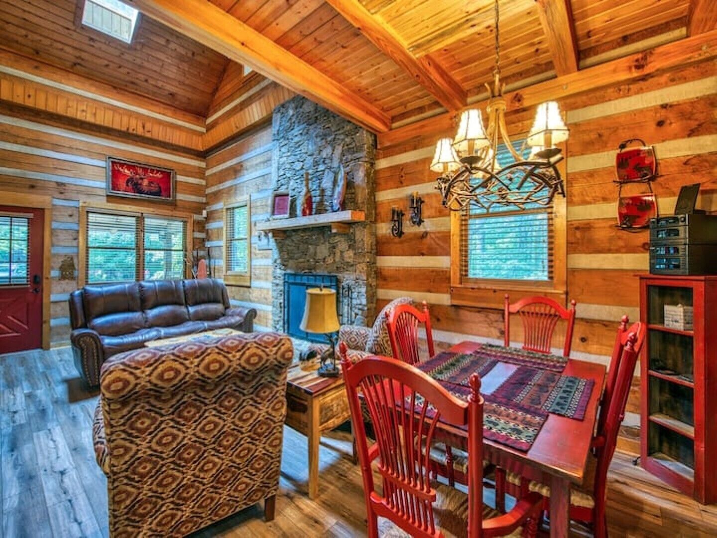 Smart-TV, Kamin, Bücher