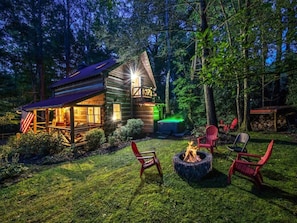 Property grounds - Twin Creeks Refuge, a log cabin, Pet friendly (Maggie Valley)
