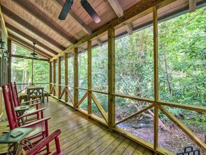 Outdoor dining - Twin Creeks Refuge, a log cabin, Pet friendly (Maggie Valley)