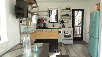 Réfrigérateur, micro-ondes, four, plaque de cuisson