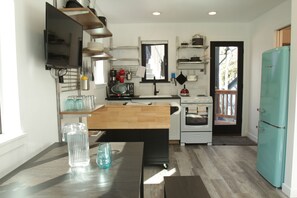 Fridge, microwave, oven, stovetop - Gorgeous small apartment with everything you need! (Minturn)