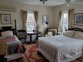 Quarto triplo conforto, banheiro compartilhado | Individualmente mobiliados, escrivaninha