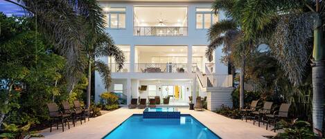 Una piscina al aire libre, una piscina climatizada