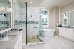 Badewanne, Haartrockner, Handtücher, Seife