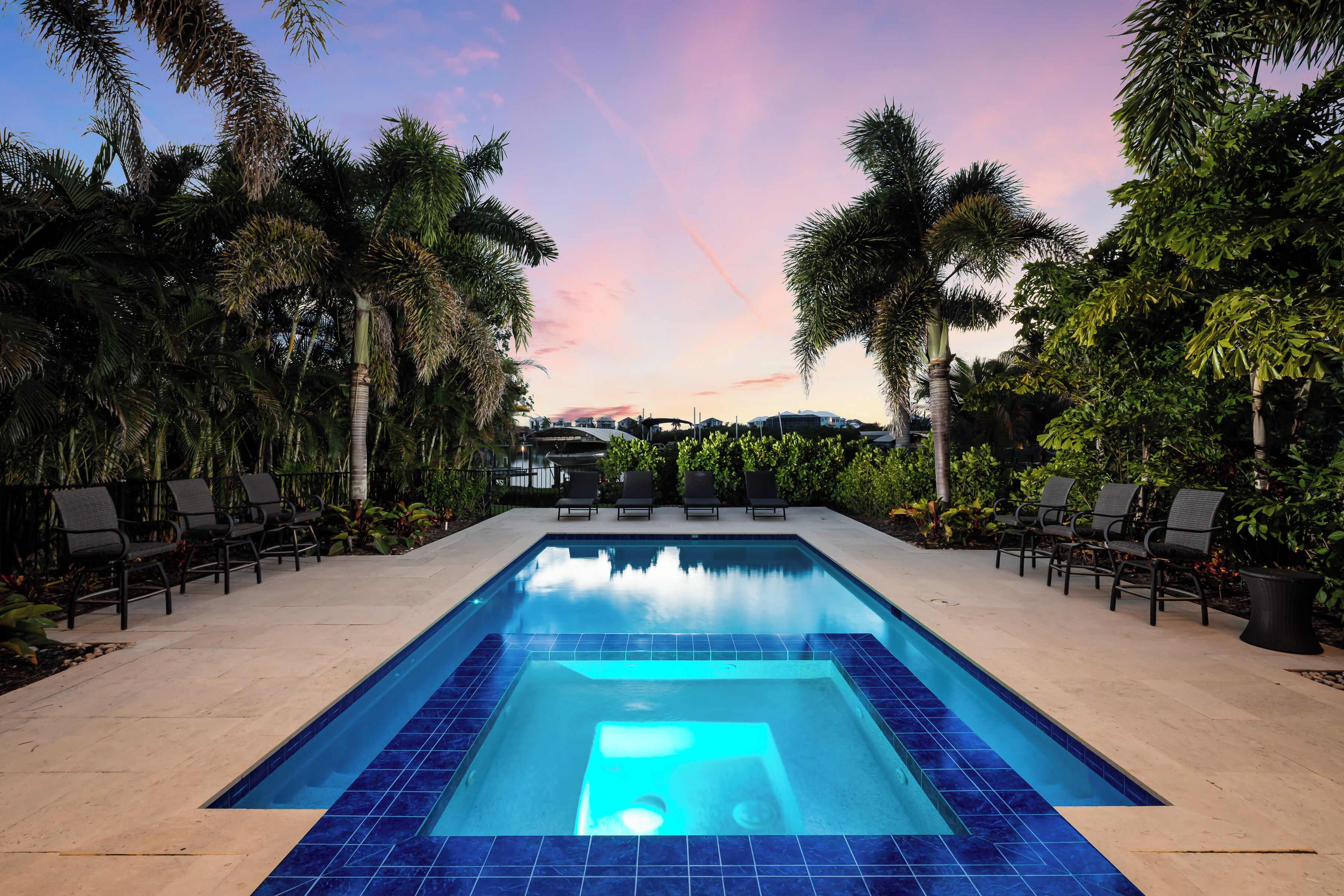 Utendørsbasseng og et oppvarmet basseng