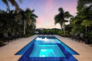 Utomhuspool och uppvärmd pool