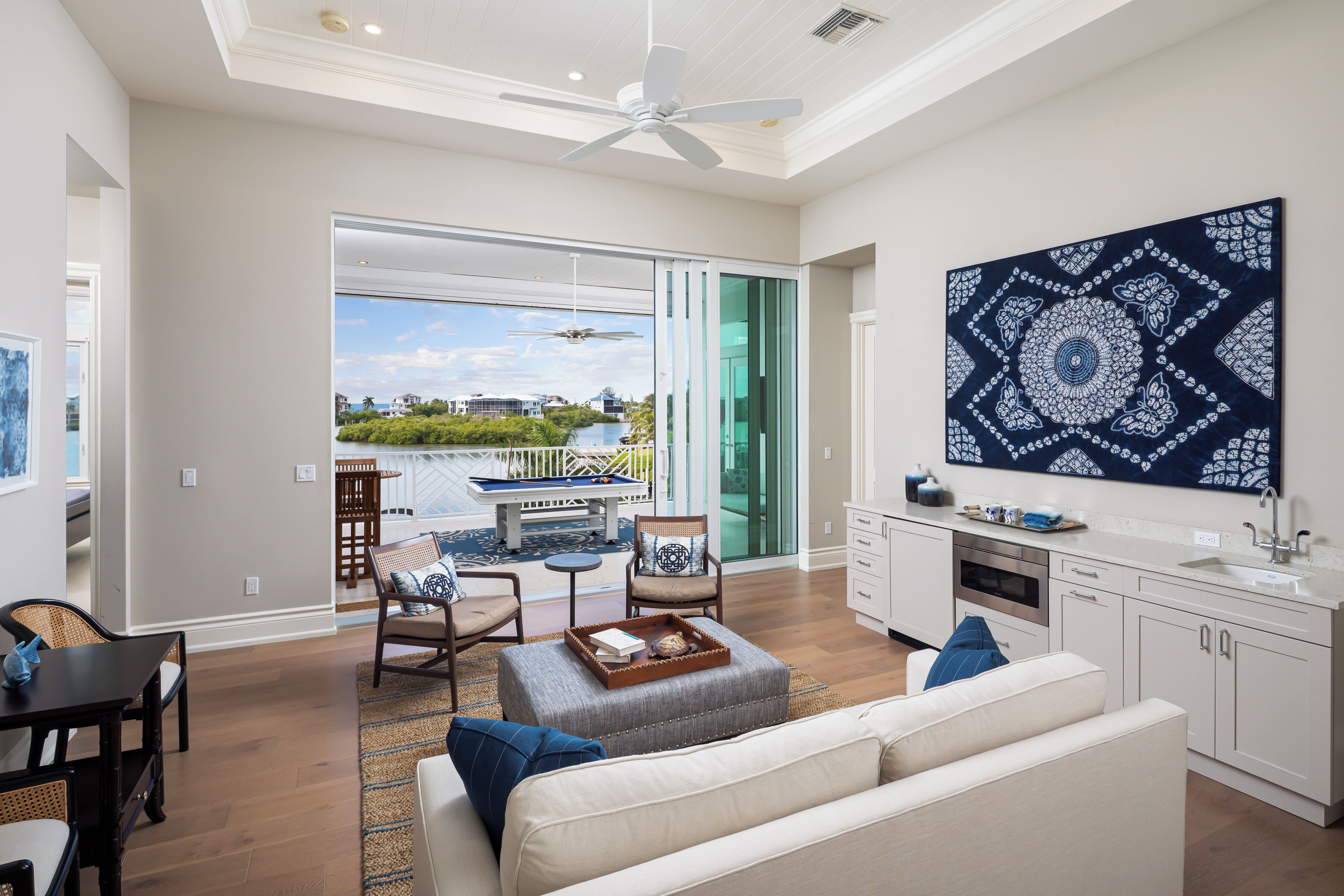 Una Smart TV, una chimenea, un futbolín, una mesa de tenis de mesa