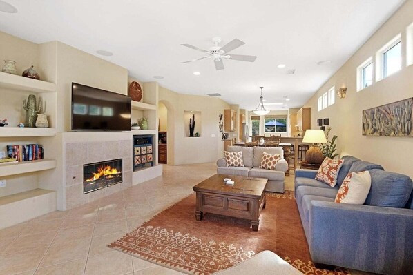 Smart TV, chimenea y libros