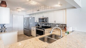 Een koelkast, een microgolfoven, een oven, een kookplaat