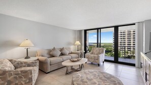 TV - 2 bedroom, 2 bath condo Beachfront Condo (Marco Island)