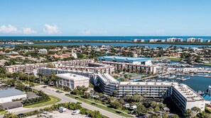 Ein Küstenhotel mit mehreren Gebäuden, einem Yachthafen und Blick auf den Ozean.