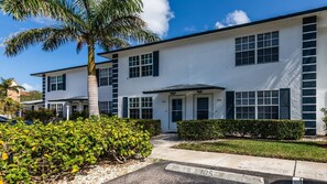 Exterior - Lovely 2 bedroom 2.5 bath condo (Marco Island)