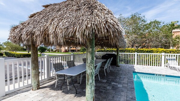 Outdoor dining - Lovely 2 bedroom 2.5 bath condo (Marco Island)
