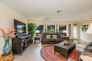 TV - Charming 3 BDR, 2 BTH  home with big heated pool (Marco Island)