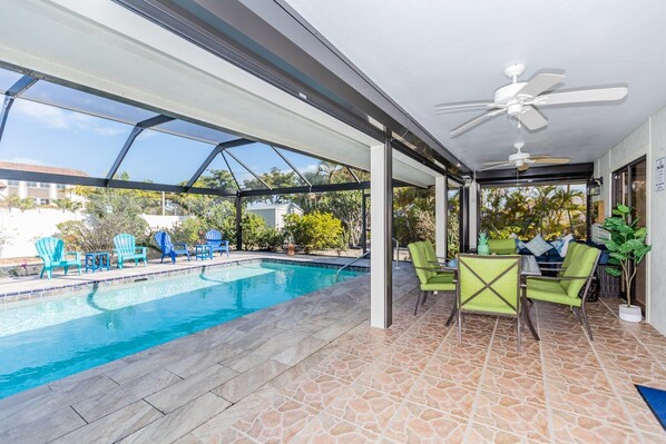 Alberca al aire libre y alberca climatizada