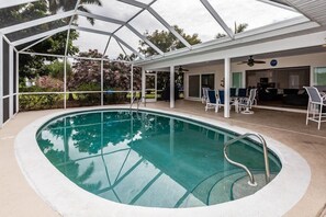 Una piscina al aire libre, una piscina climatizada