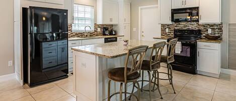 ثلاجة، ميكروويف، فرن، موقد طهي مسطح